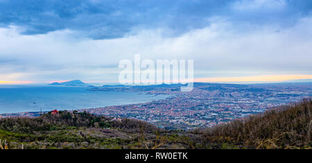 Vue du volcan actif sur le golfe et le Vésuve Naples city en soirée, Italie Banque D'Images