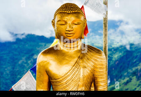 Avis sur statue de Bouddha sur le dessus du petit pic Adams dans Ella, Sri Lanka Banque D'Images