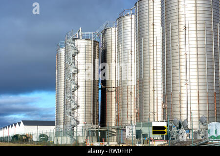 De grands fûts pour le stockage à terre, ciel bleu Banque D'Images
