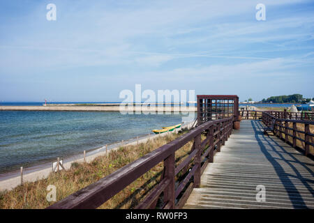 Promenade promenade le long de la côte de la mer Baltique à l'hôtel ville sur la péninsule de Hel en Pologne. Banque D'Images