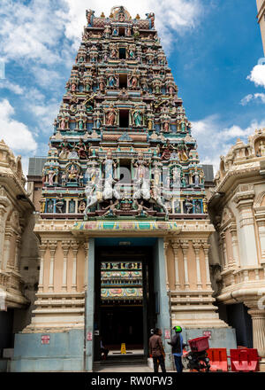 Gopuram (tour d'entrée) avec des divinités hindoues, Sri Mahamariamman Temple Hindou, Kuala Lumpur, Malaisie. Banque D'Images