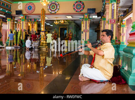 Musicien jouant un Nadaswaram, un instrument à vent Indien, Sri Mahamariamman Temple Hindou, Kuala Lumpur, Malaisie. Banque D'Images