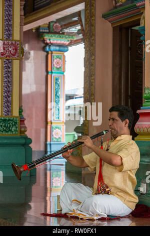 Musicien jouant un Nadaswaram, un instrument à vent Indien, Sri Mahamariamman Temple Hindou, Kuala Lumpur, Malaisie. Banque D'Images