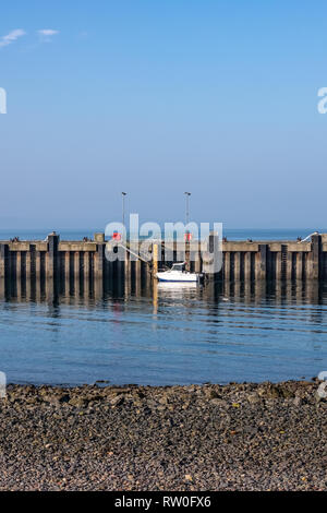 Largs, Ecosse, Royaume-Uni - 27 Février 2019 : février inhabituellement chaud pour météo Largs jetée sur la côte ouest de l'Écosse avec ciel bleu et de la tempera Banque D'Images