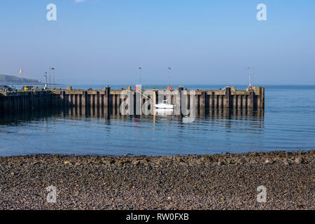 Largs, Ecosse, Royaume-Uni - 27 Février 2019 : février inhabituellement chaud pour météo Largs jetée sur la côte ouest de l'Écosse avec ciel bleu et de la tempera Banque D'Images