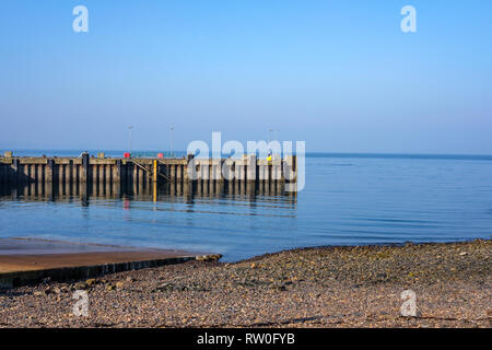 Largs, Ecosse, Royaume-Uni - 27 Février 2019 : février inhabituellement chaud pour météo Largs Pier et de halage, sur la côte ouest de l'Écosse avec ciel bleu Banque D'Images