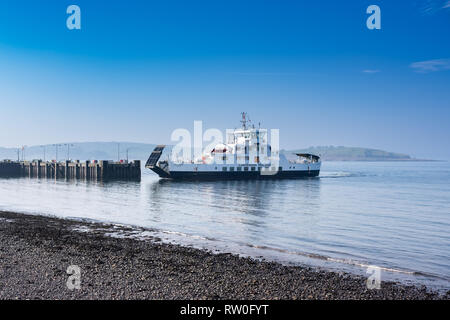 Largs, Ecosse, Royaume-Uni - 27 février 2019 - Largs ferry Loch Shira approcher la Pier-tête sur une belle journée de février avec ciel bleu et un fleuve bleu Banque D'Images