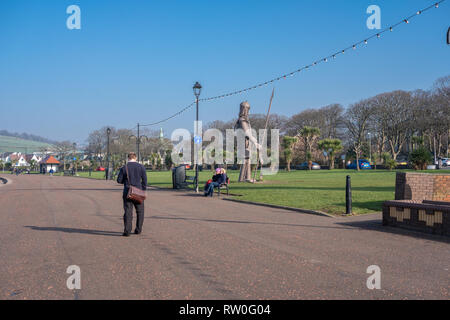 Largs, Ecosse, Royaume-Uni - 27 février 2019 - Largs Prom sur la côte ouest de l'Écosse sur un très anormalement chaud jour en février à 16-18 °C Banque D'Images