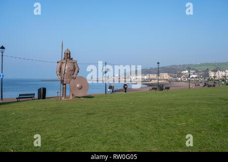 Largs, Ecosse, Royaume-Uni - 27 février 2019 - Largs front de mer sur une belle journée de février sur la côte ouest de l'Écosse avec Magnus le guar permanent Viking Banque D'Images