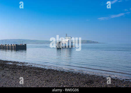 Largs, Ecosse, Royaume-Uni - 27 février 2019 - Largs ferry Loch Shira approcher la Pier-tête sur une belle journée de février avec ciel bleu et un fleuve bleu C Banque D'Images