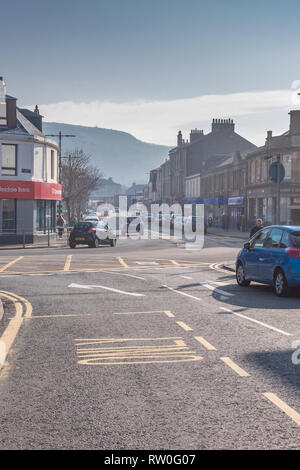 Largs, Ecosse, Royaume-Uni - 27 Février 2019 : février inhabituellement chaud jusqu'à la météo, rue Main Largs sur la côte ouest de l'Écosse avec chaud lumineux h Banque D'Images