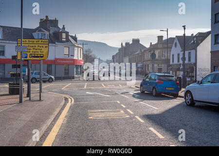 Largs, Ecosse, Royaume-Uni - 27 Février 2019 : février inhabituellement chaud jusqu'à la météo, rue Main Largs sur la côte ouest de l'Écosse avec chaud lumineux h Banque D'Images