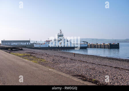 Largs, Ecosse, Royaume-Uni - 27 février 2019 - Largs Pier et le Cal-Mac sur un ferry jour inhabituellement chaud pour février en Ecosse. Banque D'Images