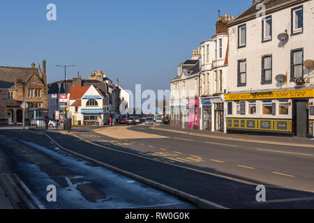 Largs, Ecosse, Royaume-Uni - 27 Février 2019 : février inhabituellement chaud pour météo Largs Rue principale sur la côte ouest de l'Écosse avec ciel bleu et Banque D'Images