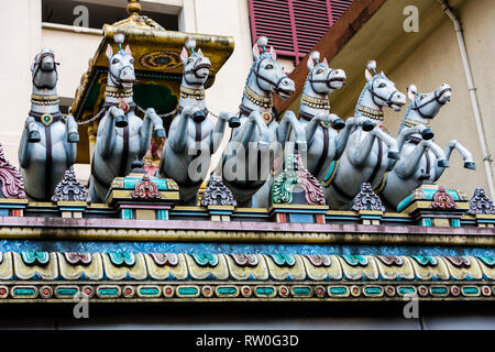 Sept chevaux tirant le char du Dieu Soleil Surya, Sri Mahamariamman Temple Hindou, Kuala Lumpur, Malaisie. Banque D'Images