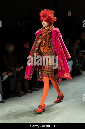 New York, NY - 11 Février 2019 : Model piste pour Anna Sui New York fashion show automne/hiver à la Fashion Week Spring Studios Banque D'Images