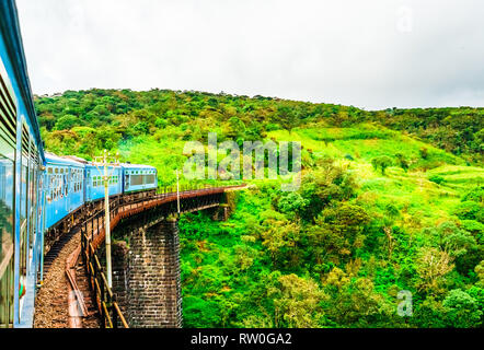 Train près de Ella, courant à travers les champs de thé. Sri Lanka Banque D'Images