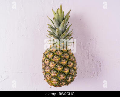 Seul les fruits ananas sur fond blanc en béton. Mise à plat. Banque D'Images