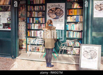 Free vintage street bibliothèque avec man des étagères à Rome, Italie Banque D'Images