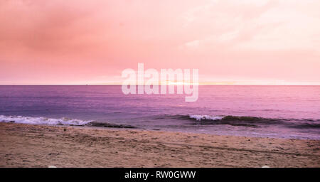 Coucher de soleil rose sur la plage de Negombo au Sri Lanka Banque D'Images