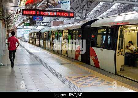 Train de train léger sur rail (LRT) à la gare KL Sentral, Kuala Lumpur, Malaisie. Banque D'Images