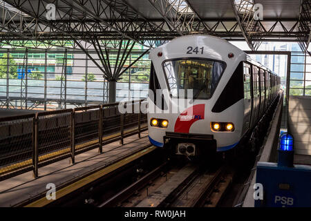 Train LRT (Light Rail Transit) arrivant à la gare KL Sentral, Kuala Lumpur, Malaisie. Banque D'Images