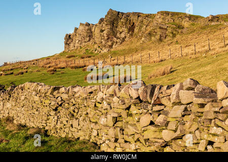 Des rochers près de Kettleshulme Windgather dans le Derbyshire Peak District est un lieu d'escalade très populaire. Le soleil se couche sur les rochers. Banque D'Images