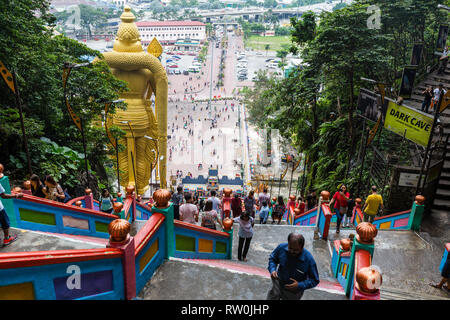 Grottes de Batu, regardant vers le bas 272 étapes, statue de Lord Murugan sur gauche, dieu hindou de la guerre. Selangor, Malaisie. Banque D'Images