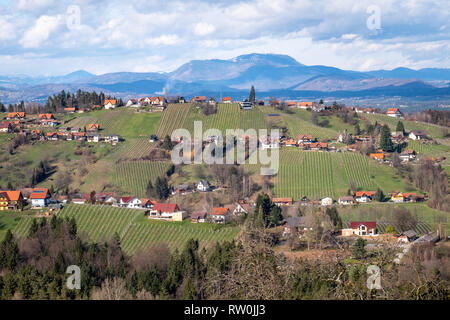 Vue du village de Langegg Schilcherland Stainz Weinstrasse route de vigne avec des vignobles et des maisons de montagne Schoeckl près de Graz en Styrie, Au Banque D'Images