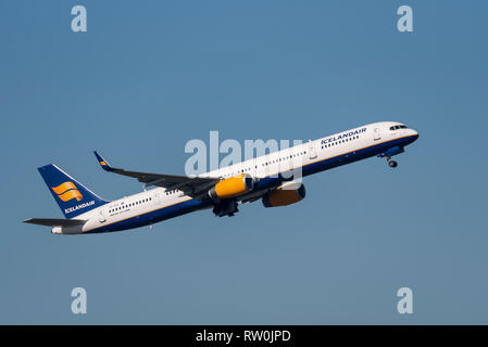 Avion de ligne Icelandair Boeing 757 jet TF-FIX décollant de l'aéroport de Londres Heathrow, Royaume-Uni, dans un ciel bleu Banque D'Images