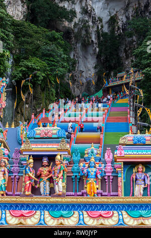 Grottes de Batu, divinités hindoues entrée ci-dessus aux étapes menant aux grottes, Selangor, Malaisie. Banque D'Images