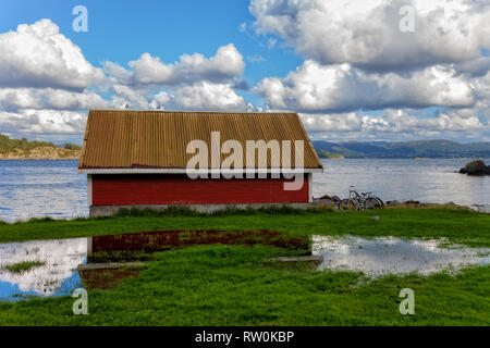 Une maison typique des pêcheurs sur la plage à Stavanger, Norvège. Banque D'Images