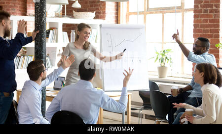 Diverses personnes des mains au cours de séminaire de vote Banque D'Images