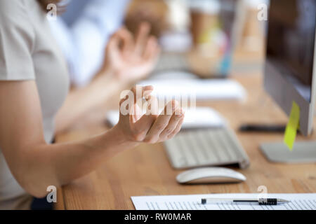 Les femmes faisant du yoga au cours de jour de travail de bureau Banque D'Images