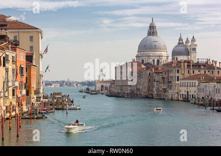Venise, Italie - le 12 janvier 2019 : Grand Canal vu du pont de l'Accademia Banque D'Images
