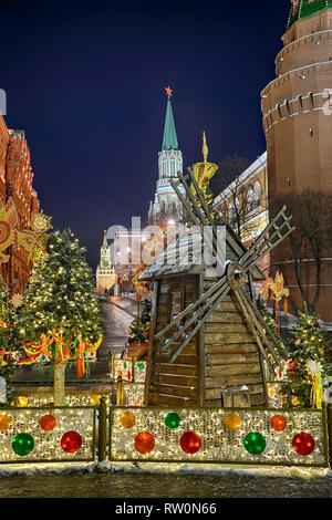 = Moulin Miniature et Maslenitsa décoration lors des tours du Kremlin dans Twilight  = décorations festives sur Carré Manezhnaya près du Kremlin de Moscou et Banque D'Images