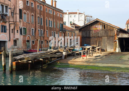 Venise, Italie - le 12 janvier 2019 : Vue de l'extérieur du Squero di San Trovaso, chantier naval historique où les gondoles sont construits et entretenus, active Banque D'Images