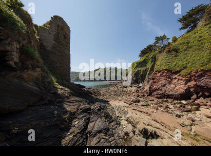 Salcombe Château Fort Charles est une fortification en ruine juste à côté de la plage des Sables bitumineux du nord à Salcombe, Devon, Angleterre. Banque D'Images