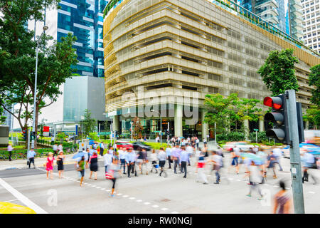 Le feu rouge, foule de gens d'affaires au carrefour par les bâtiments de bureaux en centre-ville de Singapour Banque D'Images