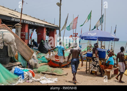 Une jolie photo d'un port de pêche animé dans la ville d'Elmina, Ghana. Banque D'Images