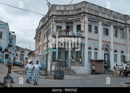 Une belle vue sur une rue animée avec des personnes et une architecture intéressante dans la ville d'Elmina. Banque D'Images