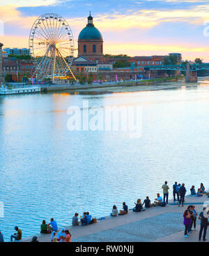 TOULOUSE, FRANCE - 13 août 2017 : les berges de la rivière Garone au coucher du soleil. Toulouse est une ville dans le sud-ouest de la France, à proximité des Pyrénées, capi Banque D'Images