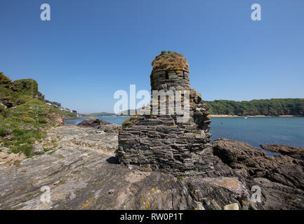 Salcombe Château Fort Charles est une fortification en ruine juste à côté de la plage des Sables bitumineux du nord à Salcombe, Devon, Angleterre. Banque D'Images