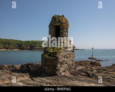 Salcombe Château Fort Charles est une fortification en ruine juste à côté de la plage des Sables bitumineux du nord à Salcombe, Devon, Angleterre. Banque D'Images