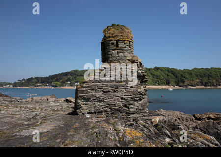 Salcombe Château Fort Charles est une fortification en ruine juste à côté de la plage des Sables bitumineux du nord à Salcombe, Devon, Angleterre. Banque D'Images