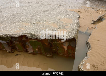 Mur de mer en béton endommagé et empilage de tôles d'acier sur une plage de sable à marée basse à anchorsholme à blackpool, côte de fylde dans lancashire au royaume-uni Banque D'Images