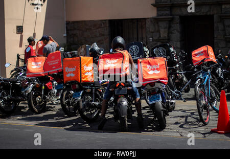 Lima, Pérou - 17 Février 2019 : Plusieurs Rappi de vélos garés devant un restaurant, service de livraison. Concept d'économie collaborative de partage en Afrique du Banque D'Images