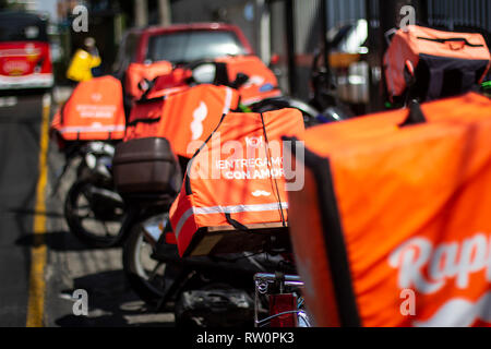 Lima, Pérou - 17 Février 2019 : Plusieurs Rappi de vélos garés devant un restaurant, service de livraison. Concept d'économie collaborative de partage en Afrique du Banque D'Images