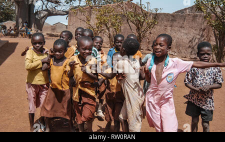 Une authentique photo de beautiful happy, ludique et joyeux des enfants de l'école ghanéenne posant dehors pour la caméra. Banque D'Images