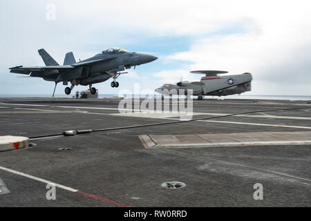 190303-N-YF546-1015 de l'OCÉAN PACIFIQUE (3 mars 2019) Un F/A-18F Super Hornet, à partir de la Black Knights Strike Fighter Attack Squadron (VFA) 154, approches le pont de vol le porte-avions USS Theodore Roosevelt (CVN 71). Theodore Roosevelt mène des opérations de routine dans le Pacifique Est. (U.S. Photo par marine Spécialiste de la communication de masse Seaman Jasmine Whaley) Banque D'Images